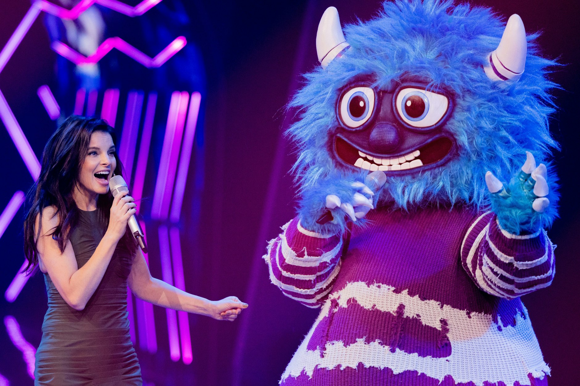 Willy W. steht bei „Masked Singer“ mit Yvonne Catterfeld auf der Bühne. Welcher Promi versteckt sich wohl im plüschigen Kostüm?