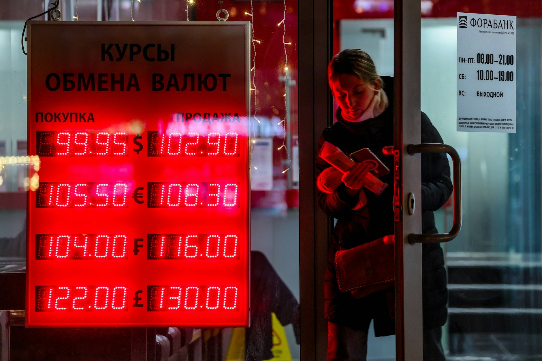 Wechselstube in Moskau: Die rote Linie von 100 Rubel pro US-Dollar ist offenbar Geschichte in Russland.