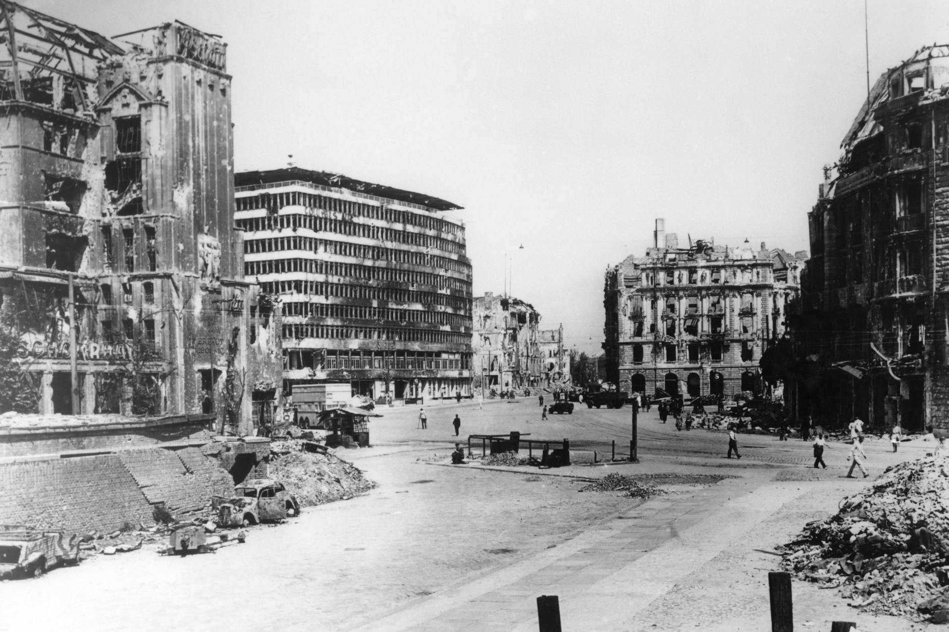 Zerstörung in Berlin, 1945. Brody blieb den gesamten Krieg über im Deutschen Reich.