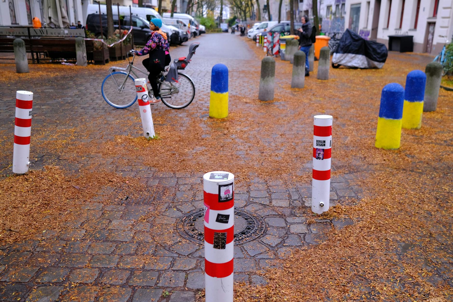 Der Durchgangsverkehr bleibt draußen – doch viele Autos müssen Umwege fahren. Auch im Kreuzberger Graefekiez wurden Poller aufgestellt.