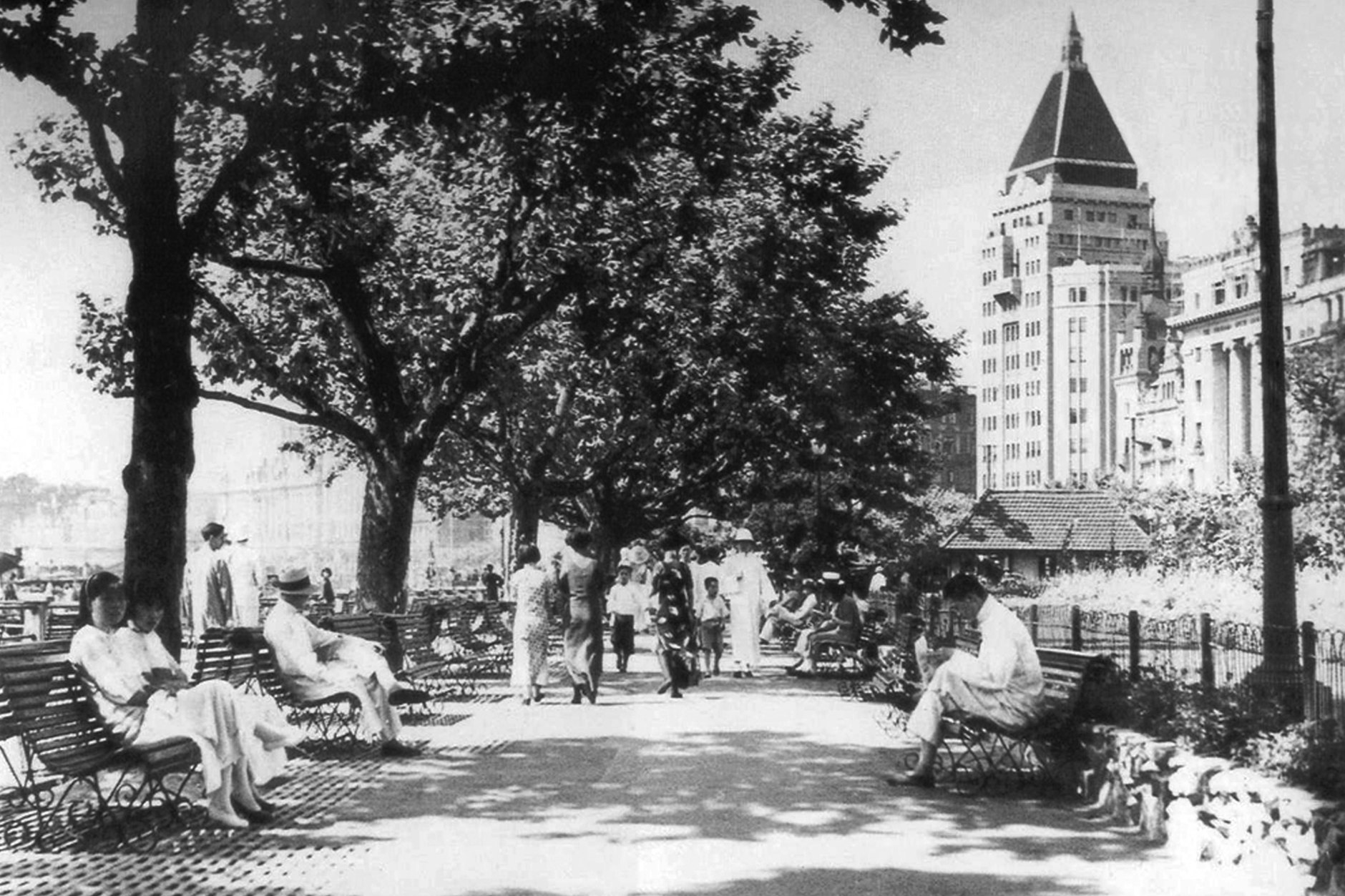 Spaziergänger in Shanghai 1935. Im Hintergrund das Cathay-Hotel.