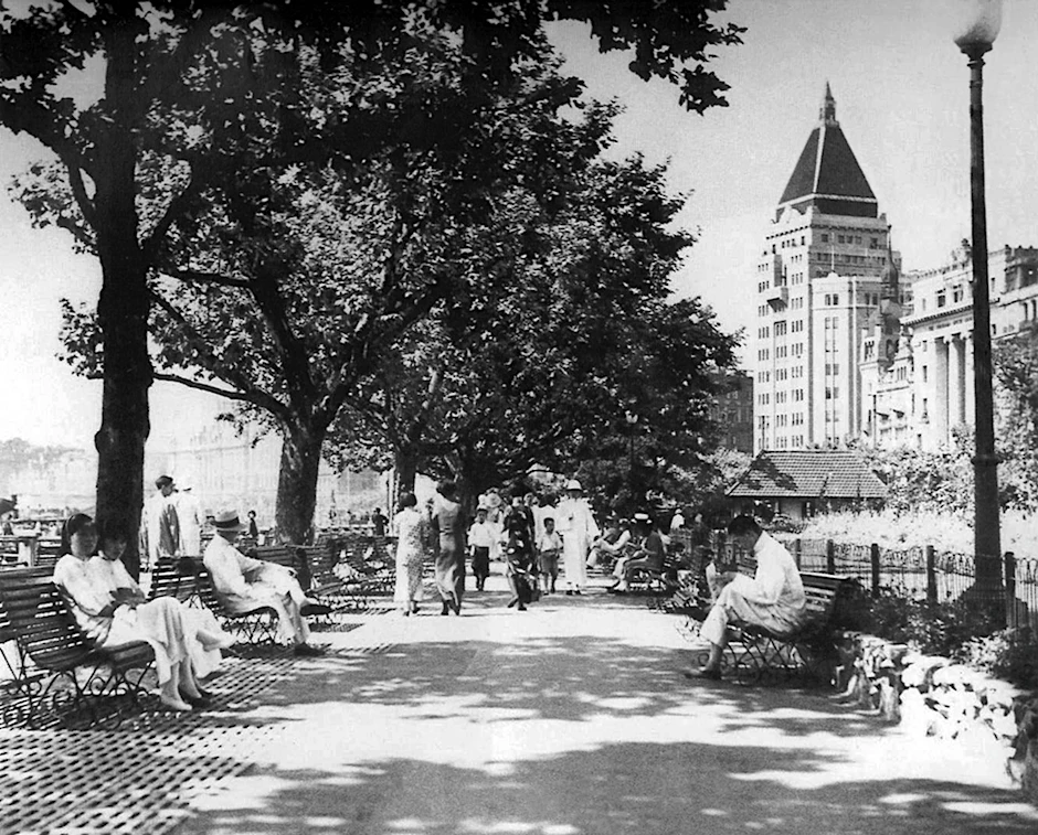 Spaziergänger in Shanghai 1935. Im Hintergrund das Cathay-Hotel.