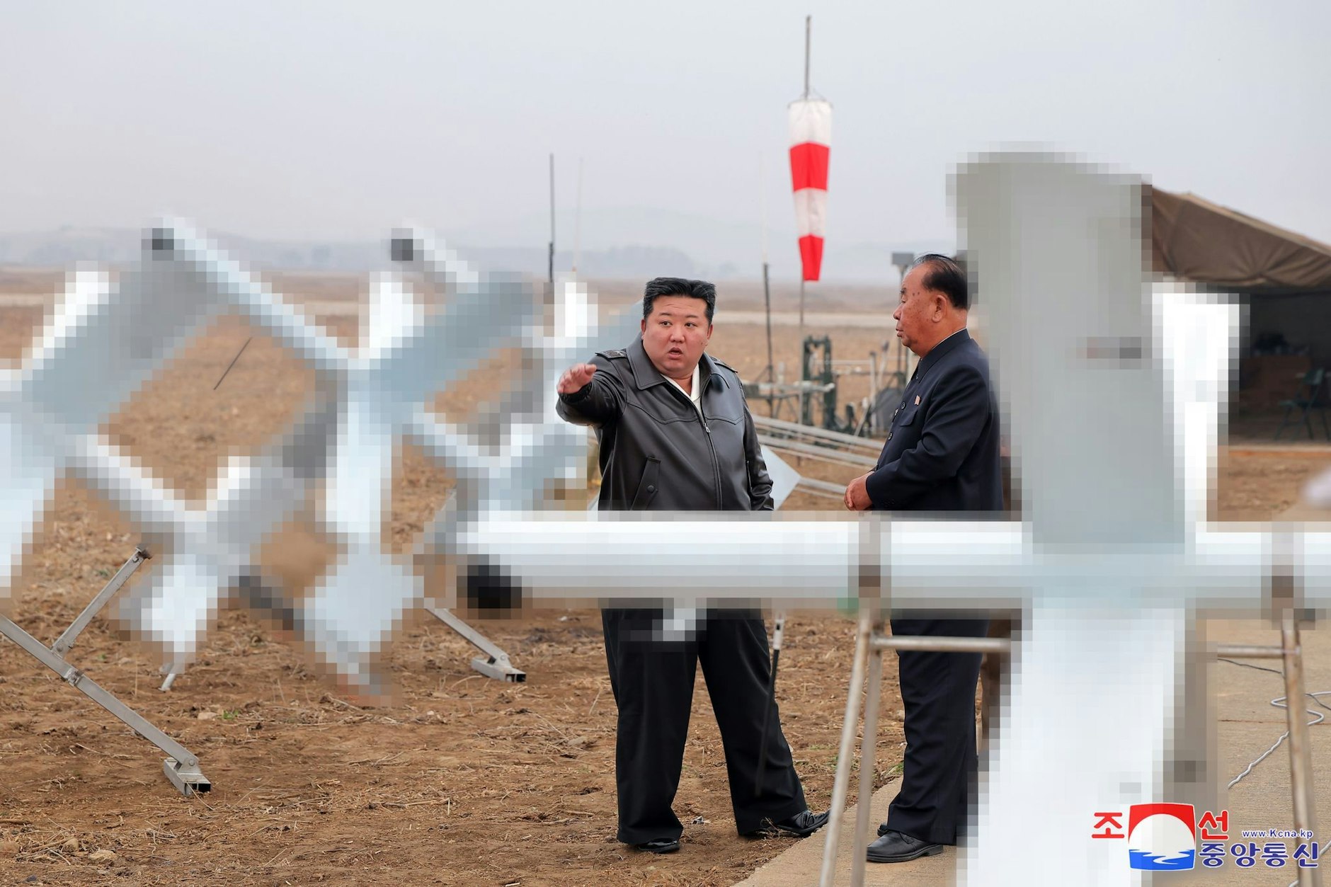 Kim Jong-un beim Besuch eines Drohnentests.
