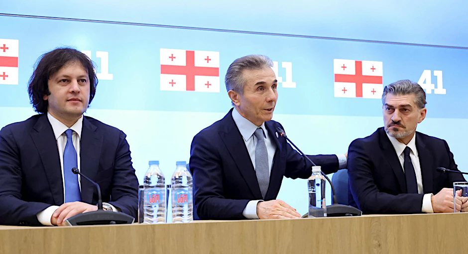 Der georgische Premierminister Irakli Kobachidse (l.), Bidsina Iwanischwili, Vorsitzender der von ihm gegründeten Partei Georgischer Traum, und Micheil Kawelaschwili, der von der Regierungspartei als Kandidat für die Präsidentschaftswahlen nominiert wurde.