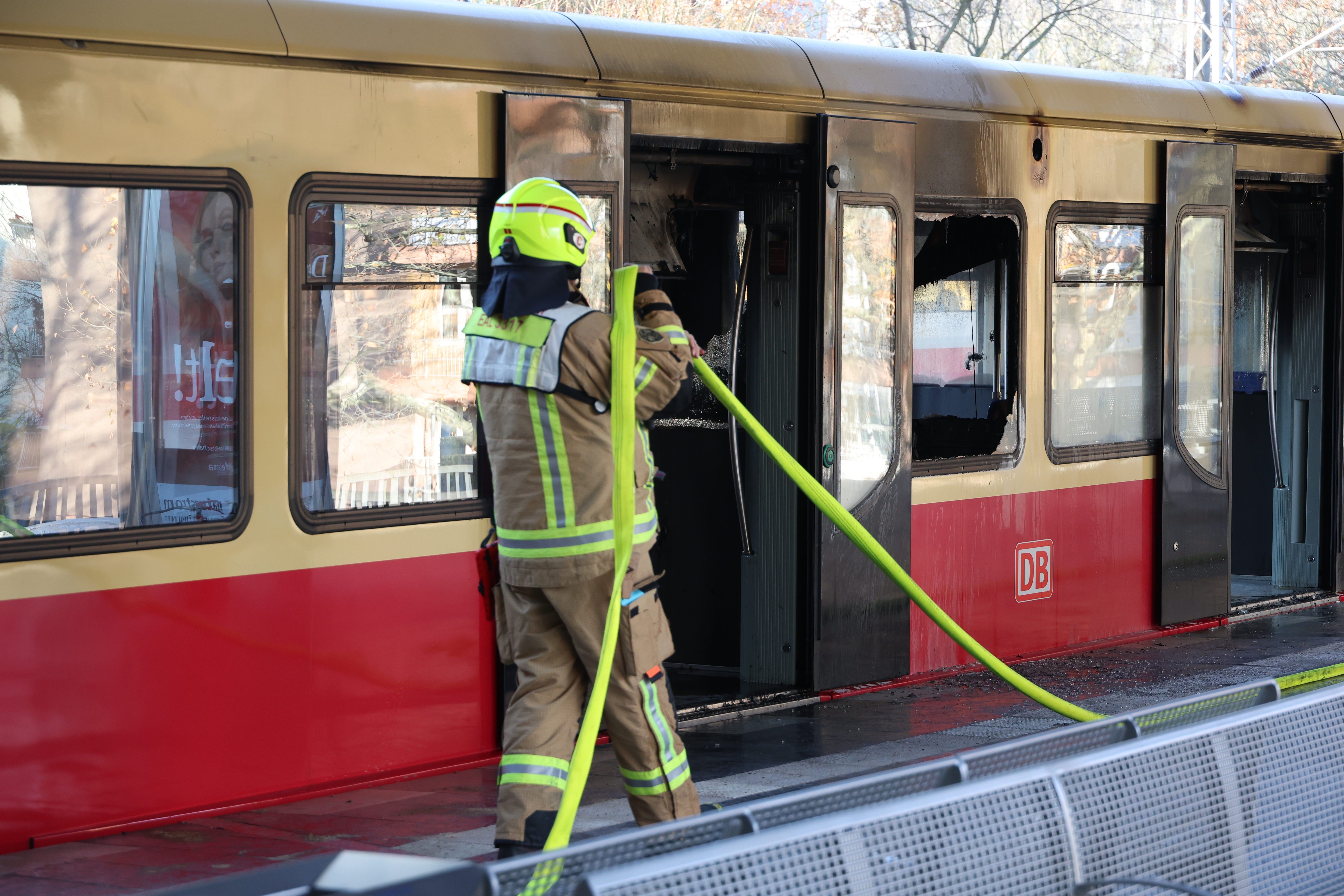 Brand in S-Bahn in Berlin – Frau soll im Zug geraucht haben