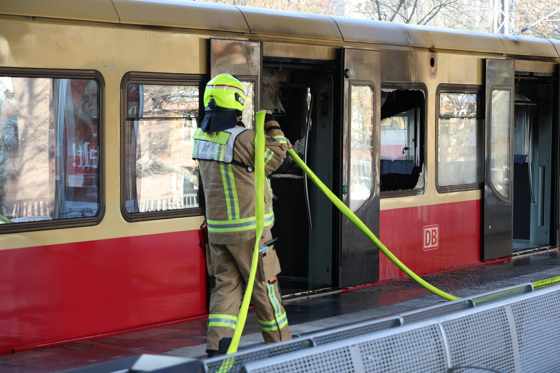 In einer S-Bahn der Linie S7 nach Ahrensfelde hatte es am Mittwochmorgen am Bahnhof Bellevue ein heftiges Feuer gegeben. Der Brand konnte von der Feuerwehr schnell gelöscht werden.