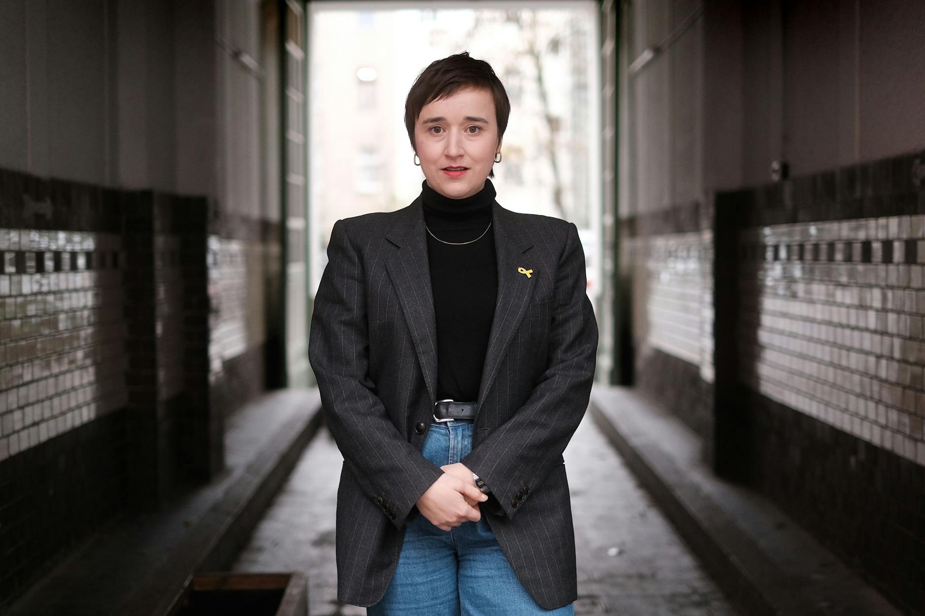 Maja Sojref vor dem Eingang des Büros des New Israel Fund Deutschland in Berlin-Neukölln