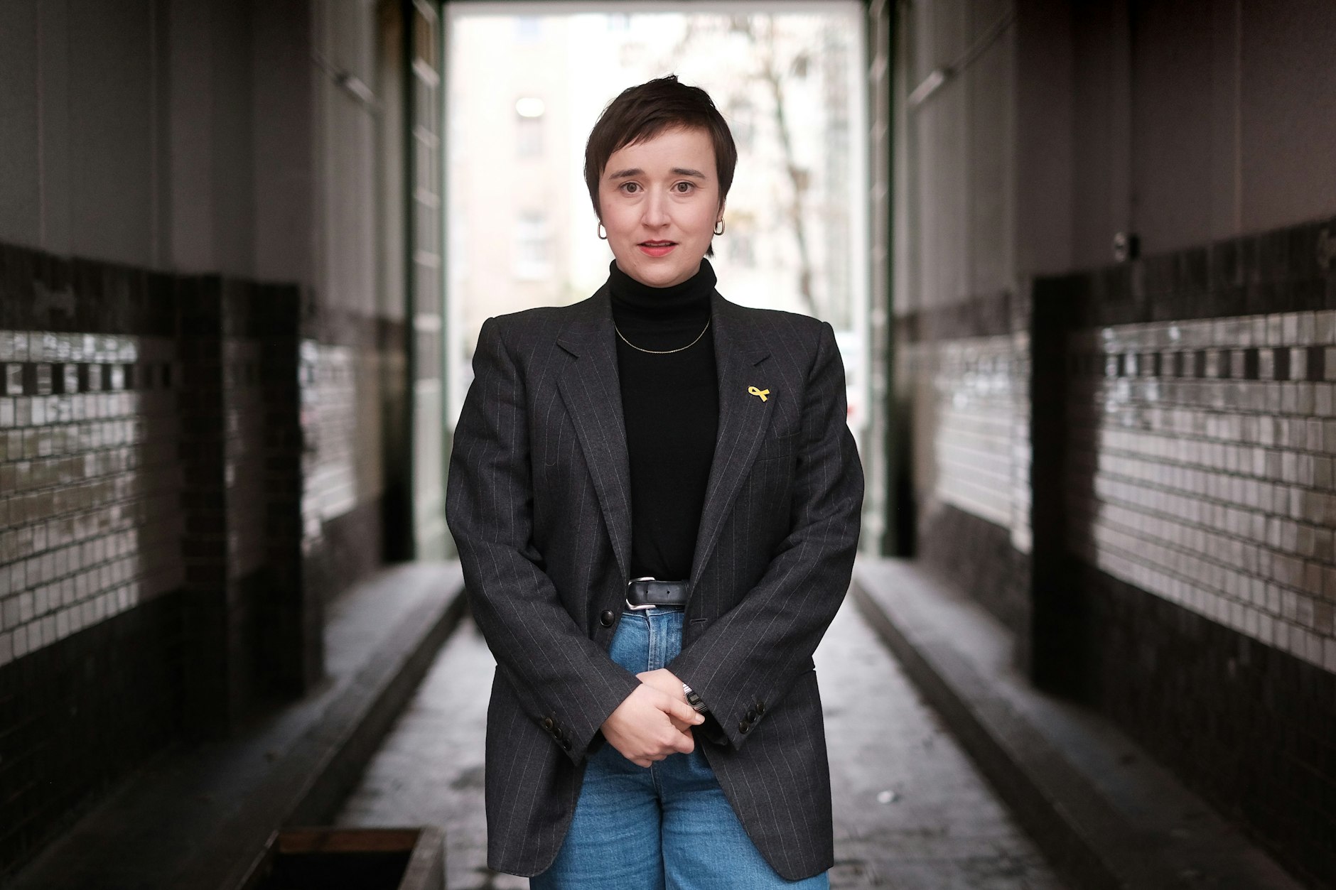 Maja Sojref vor dem Eingang des Büros des New Israel Fund Deutschland in Berlin-Neukölln