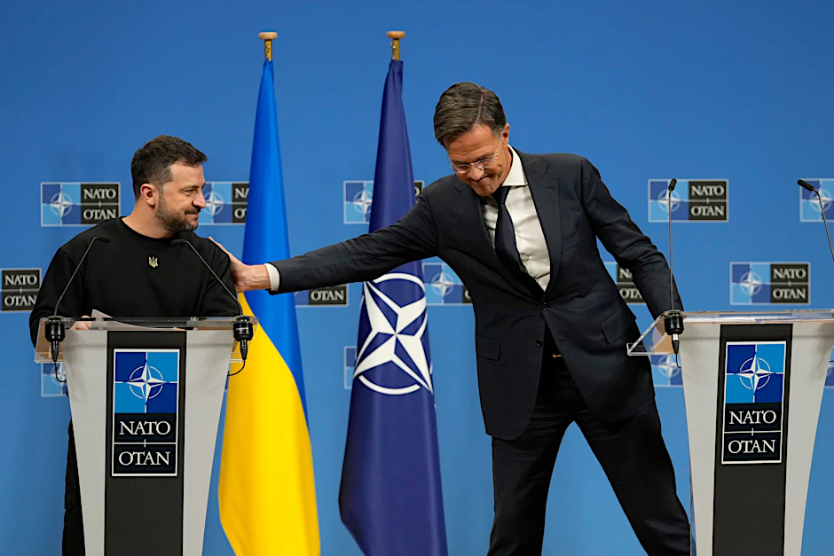 Nato-Generalsekretär Mark Rutte (r.) und der ukrainische Präsident Wolodymyr Selenskyj während eines Treffens in Brüssel.