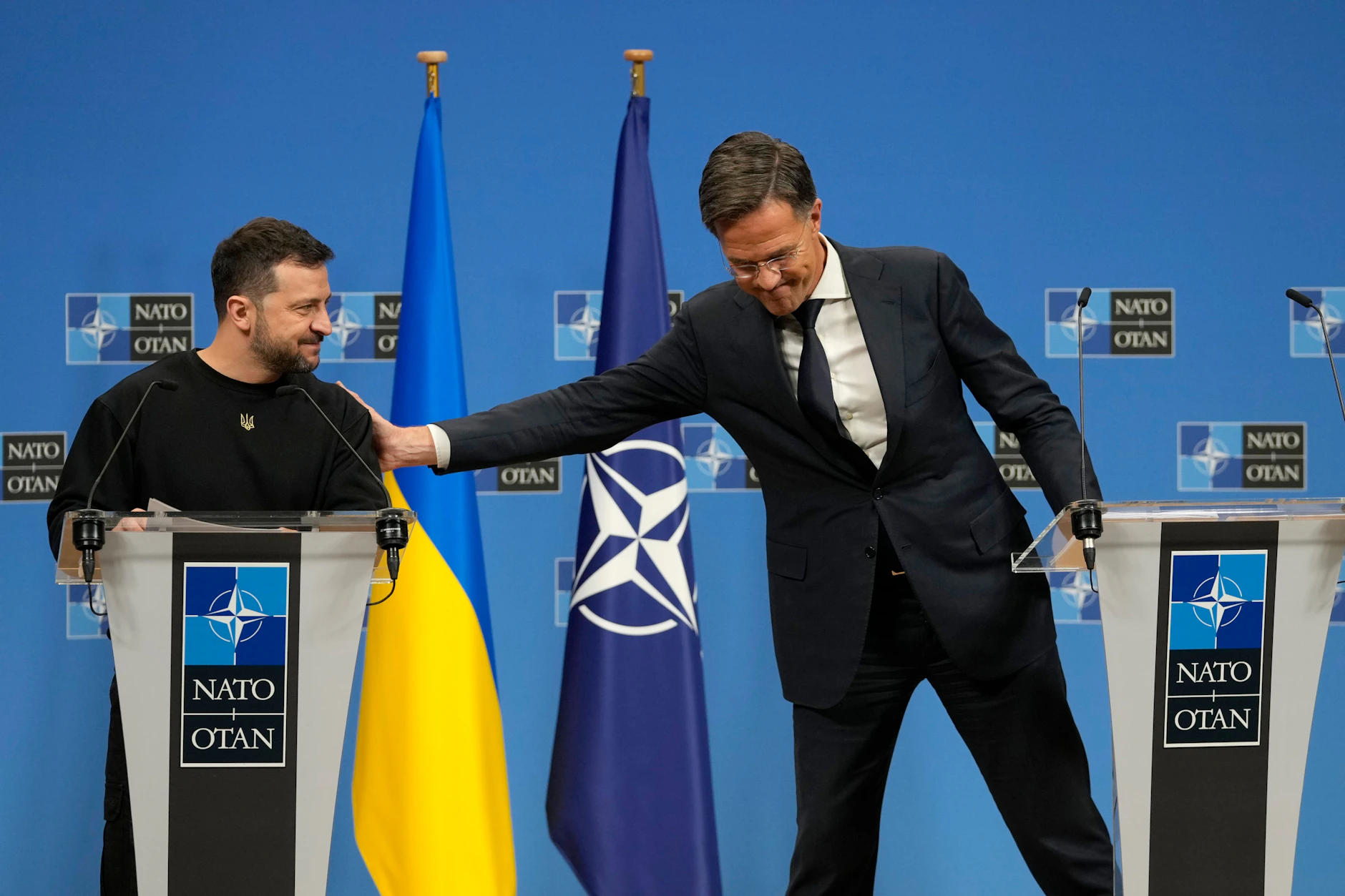 Nato-Generalsekretär Mark Rutte (r) und der ukrainische Präsident Wolodymyr Selenskyj.