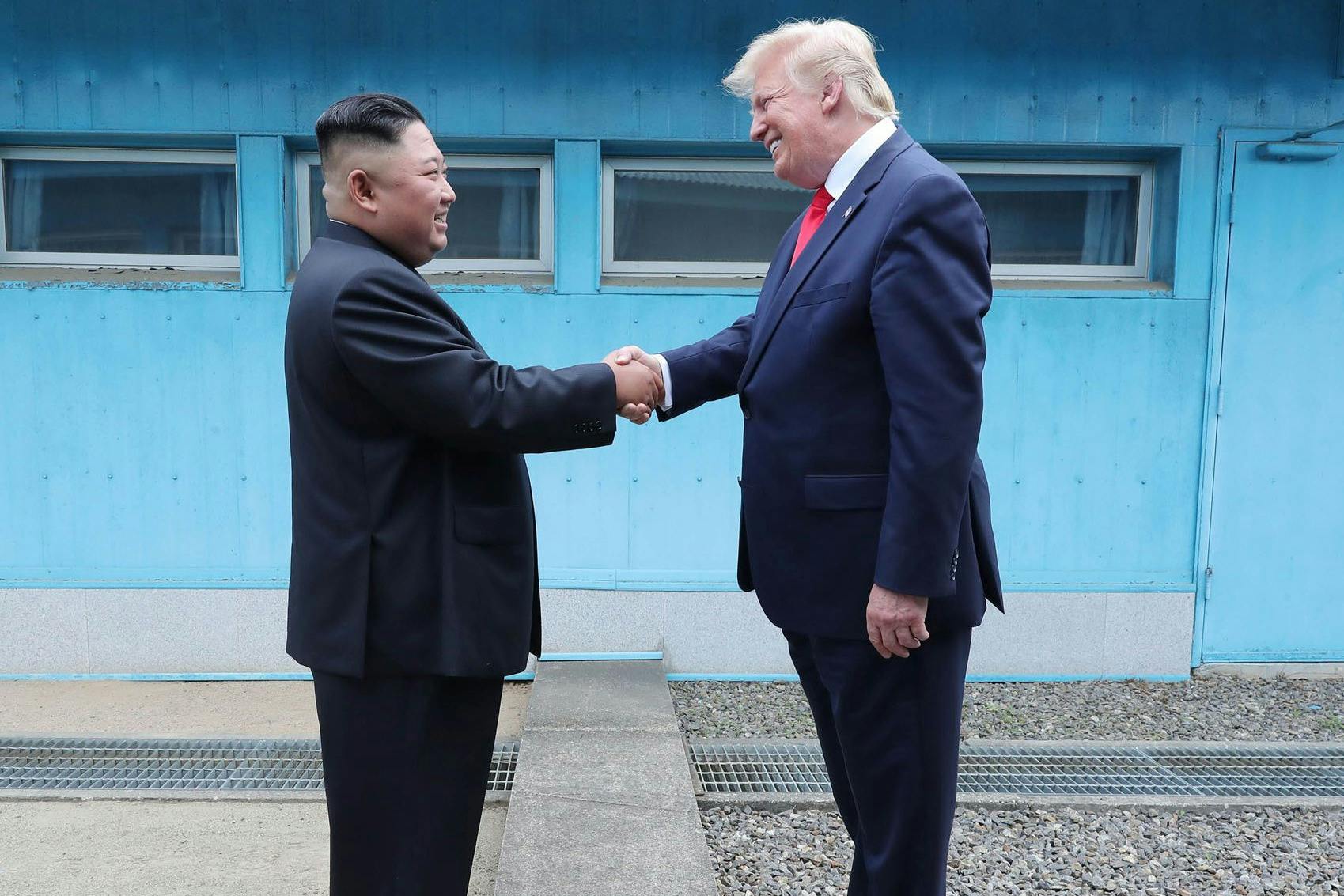30.06.2019: Kim Jong-un (l) und Donald Trump bei ihrem Treffen in der Demilitarisierten Zone.