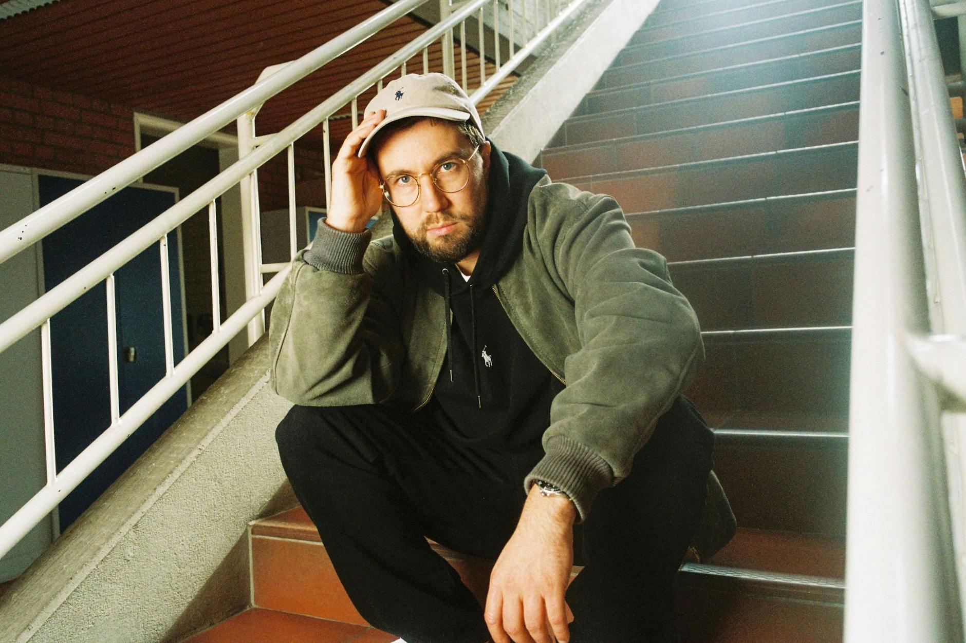 Blickt durch die Brille auf unsere mitunter kaputte Gesellschaft: der Berliner Rapper Prinz Pi