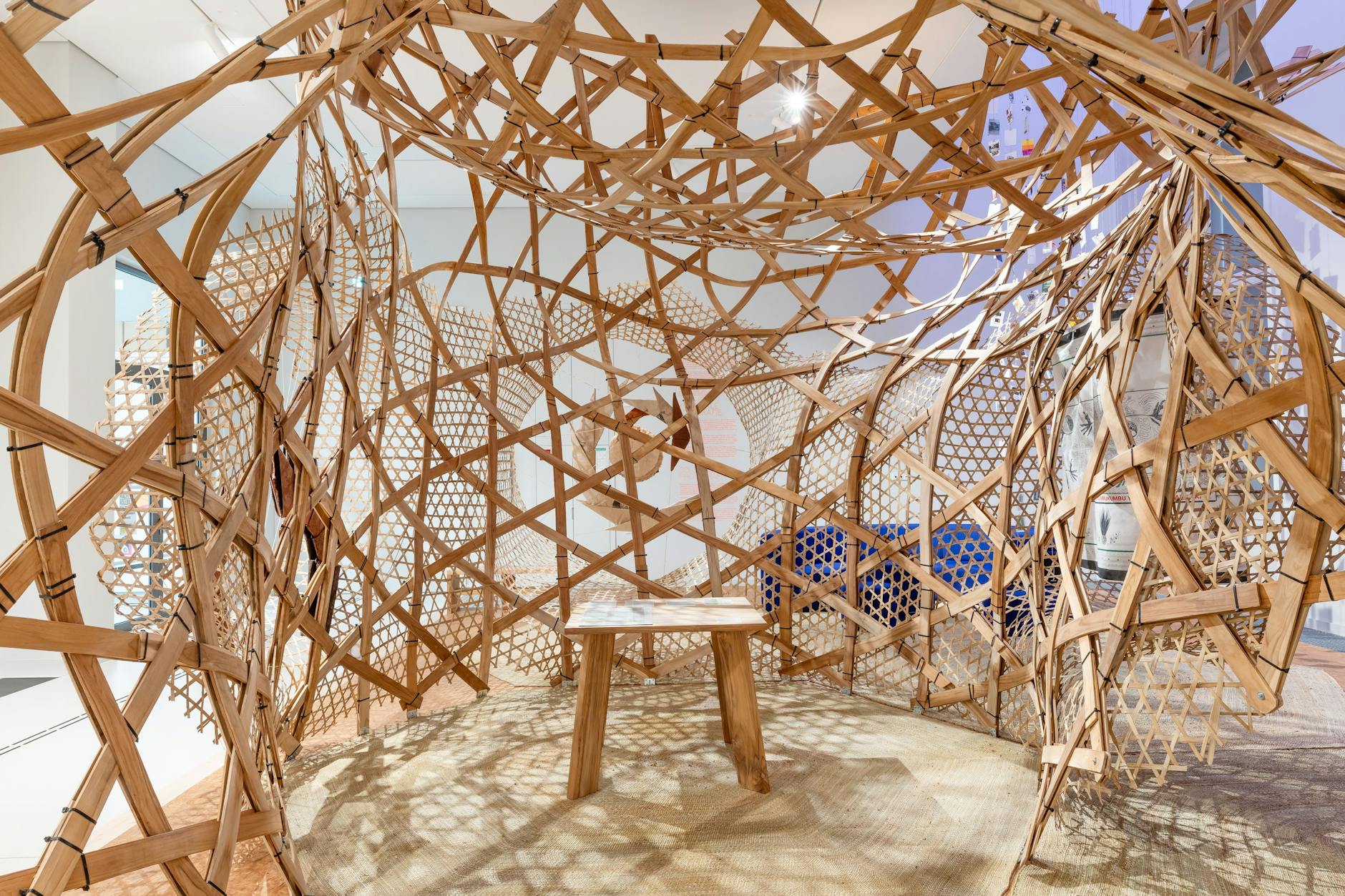 Aus dem Alltag der Tansanier entlehnt, die aus heimischem Naturmaterial geflochtene Körbe und Reusen verwenden. In der Ausstellung dienen die Strukturen als Hüllen für die Kulturgüter.