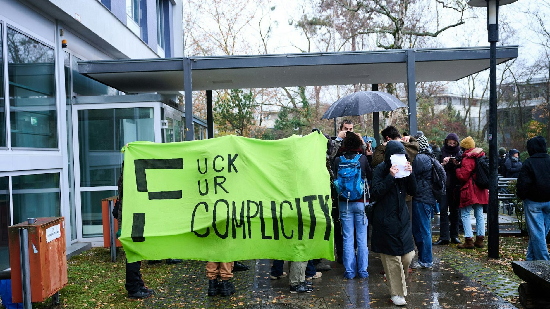 Propalästinensische Demonstranten, auch Studenten, versammelten sich heute Vormittag vor dem Otto-Suhr-Institut der FU Berlin in Berlin-Dahlem.