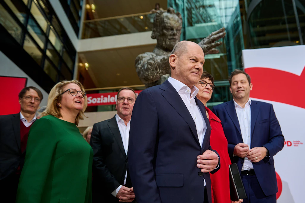 Scholz'un taç giyme töreni, güven oyu, parti konferansları