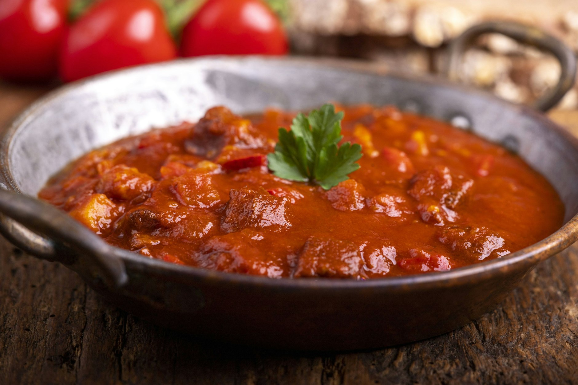 Mit dem richtigen Rezept schmeckt der Gulasch wie bei Oma.