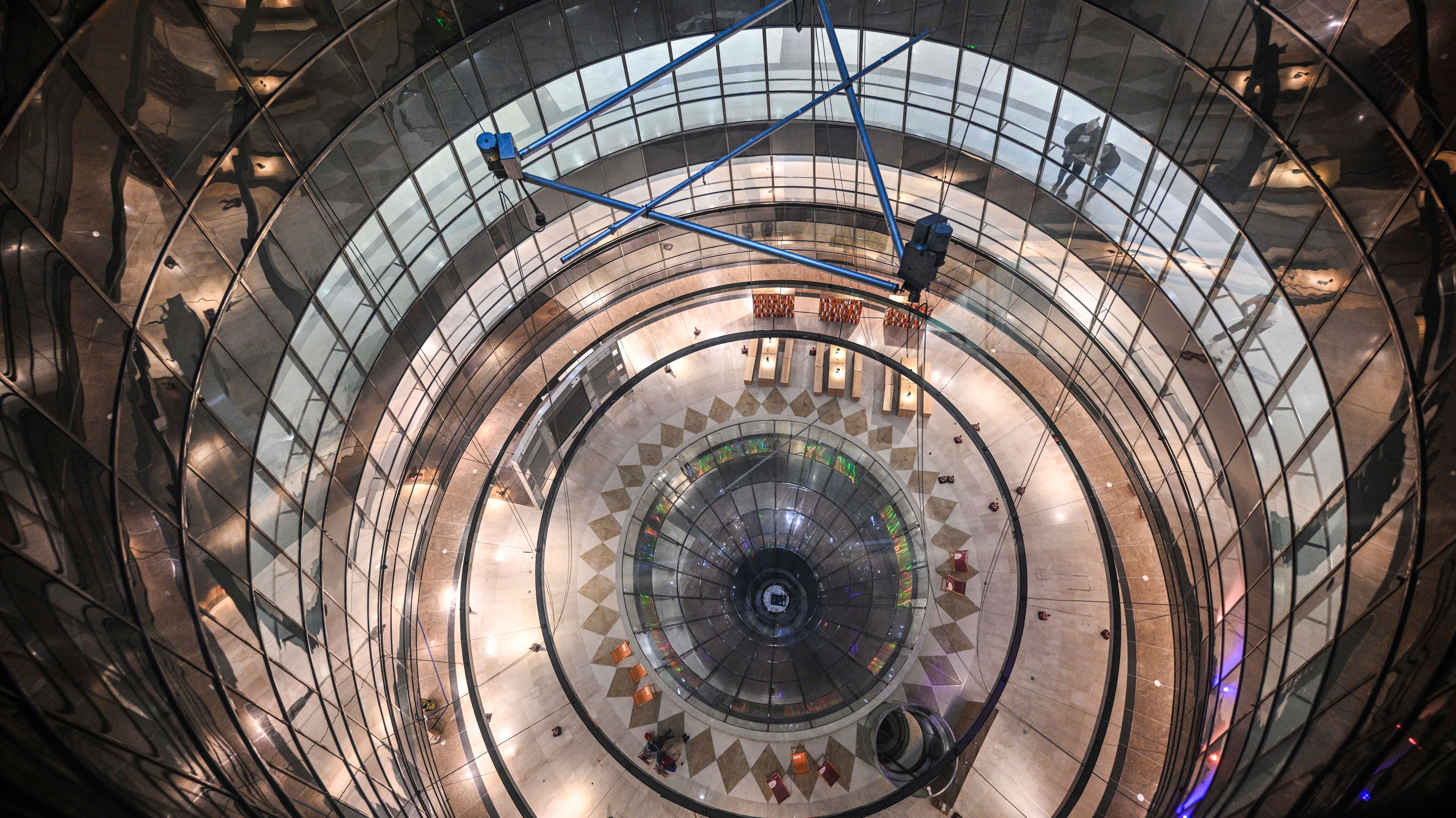 Galeries Lafayette in Berlin-Mitte besetzt: Doch die Bibliothek in der Friedrichstraße bleibt Illusion