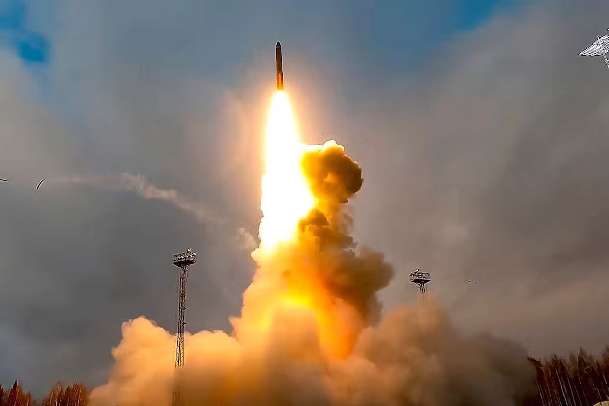 ARCHIV: Eine Interkontinentalrakete des Typs Yars wird vom Startplatz Plesetsk im Nordwesten Russlands abgefeuert