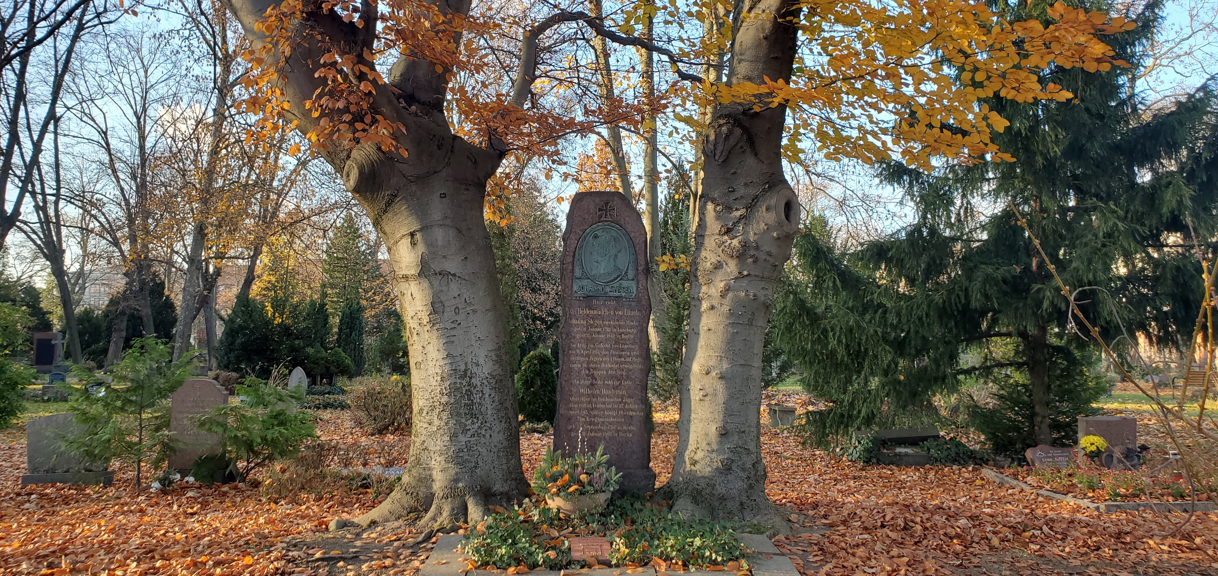 Berliner Friedhöfe: Grüne Gräber statt grauer Beton