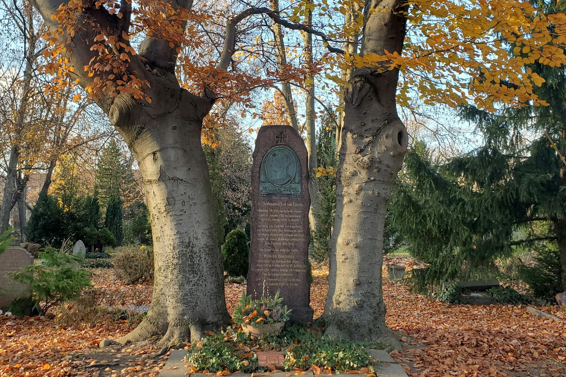 Das Heldenmädchen von Lüneburg, Johanna Stegen, hat hier ein Ehrengrab zwischen zwei Rotbuchen: der Friedhof Sophien II zwischen Bernauer, Acker- und Invalidenstraße