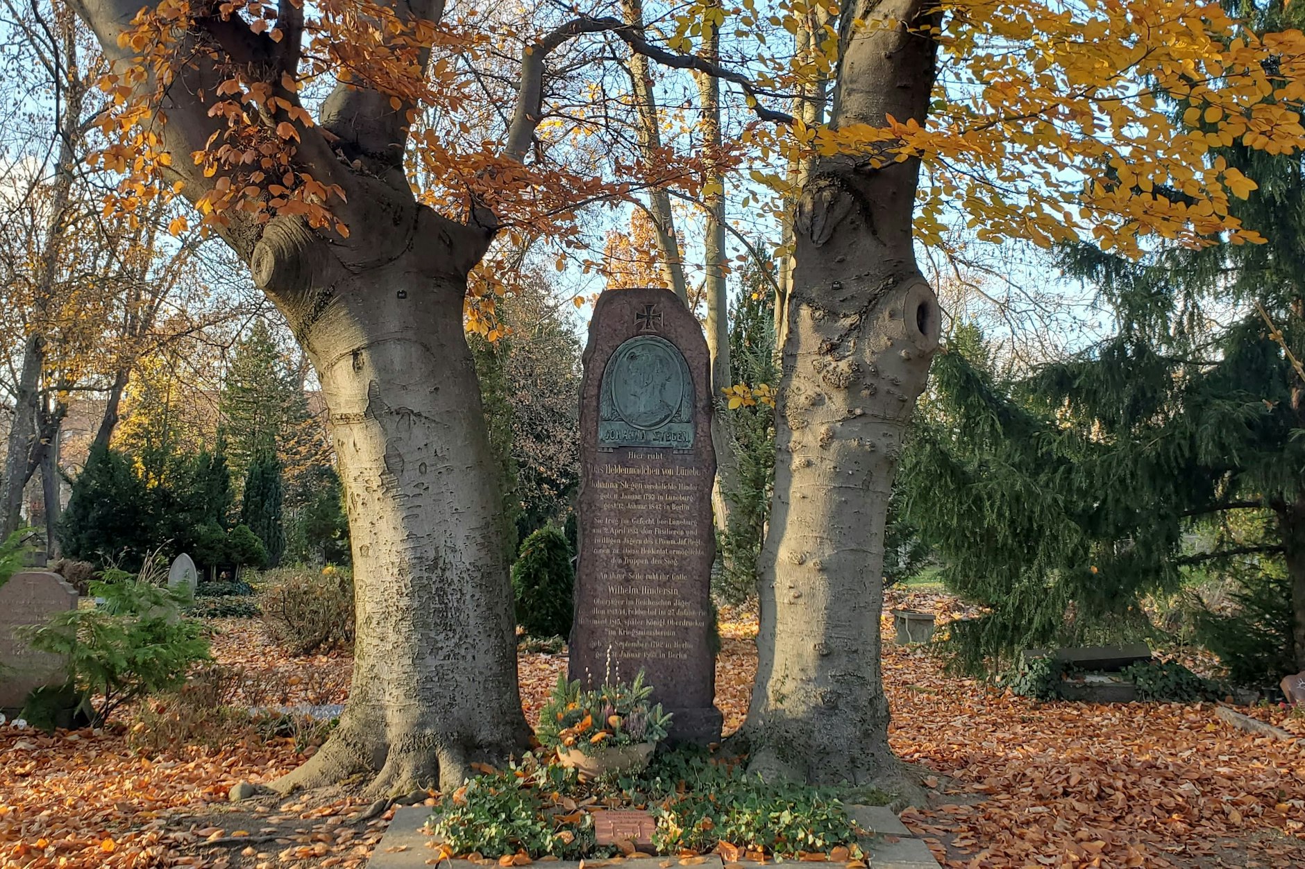 Das Heldenmädchen von Lüneburg, Johanna Stegen, hat hier ein Ehrengrab zwischen zwei Rotbuchen: der Friedhof Sophien II zwischen Bernauer, Acker- und Invalidenstraße