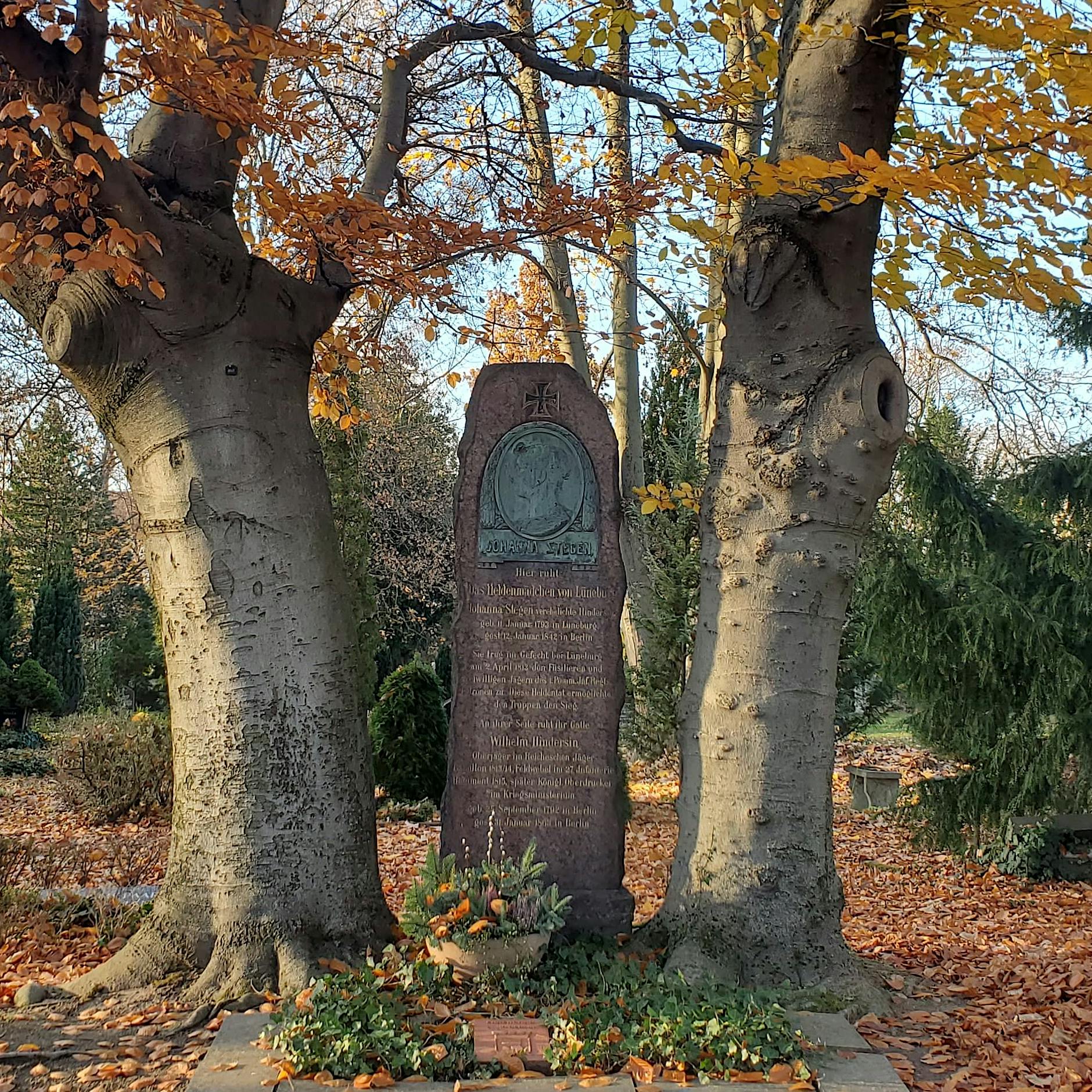Berliner Friedhöfe: Grüne Gräber statt grauer Beton
