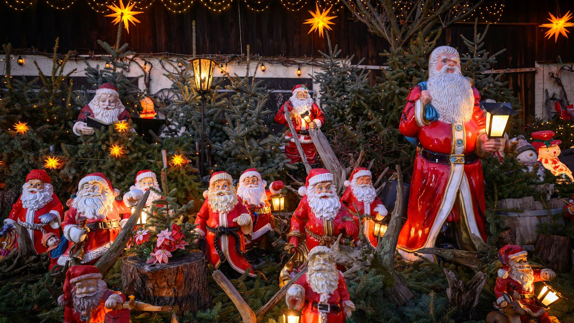 Wohin der Blick auch fällt: Überall stehen, liegen, klettern und sitzen Weihnachts- sowie Schneemänner in allen Größen und Materialien. Dieser Weihnachtsgarten im Spreewald verbreitet festliche Stimmung.