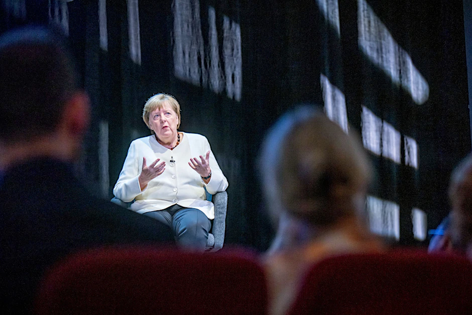 26.11.2024, Berlin: Ex-Kanzlerin Angela Merkel sitzt auf der Bühne des Deutschen Theaters bei der Vorstellung ihres Buchs.