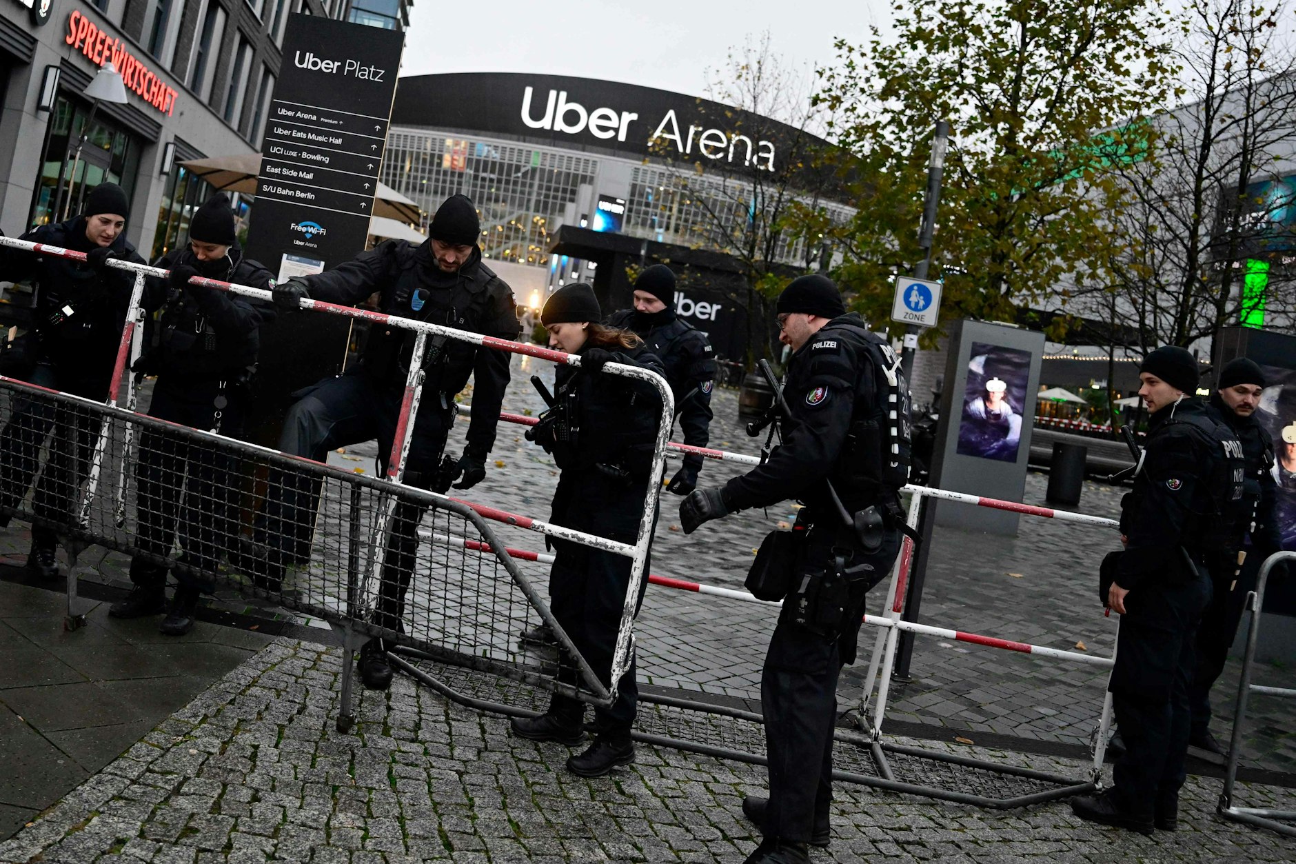 Die Uber Arena in Friedrichshain wurde von der Polizei weiträumig abgesperrt. 
