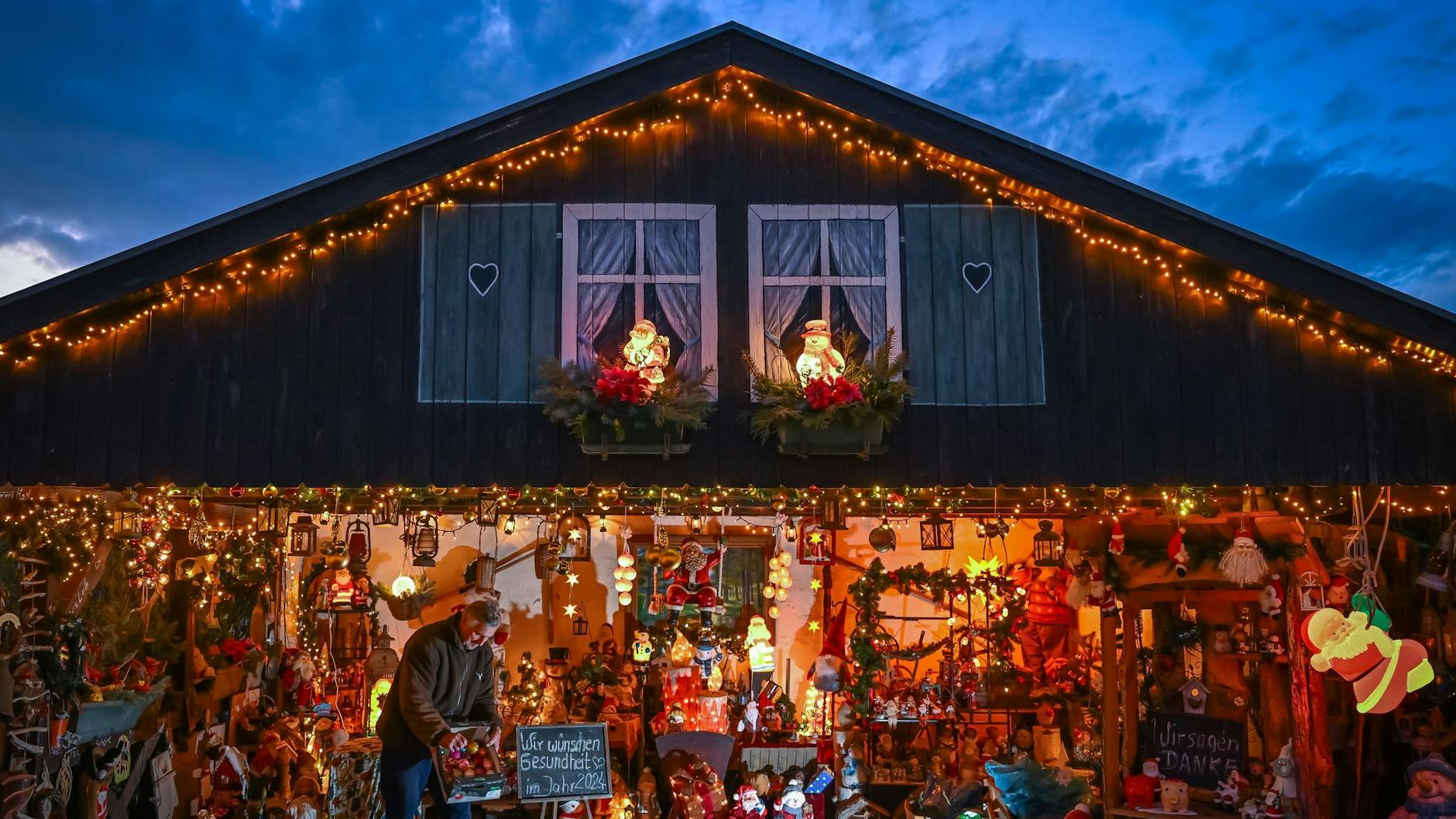 Hier noch einen Weihnachtsmann hinsetzen, da noch etwas zurechtzuppeln: Gerd Mörl macht alles für die Besucher weihnachtsfein.