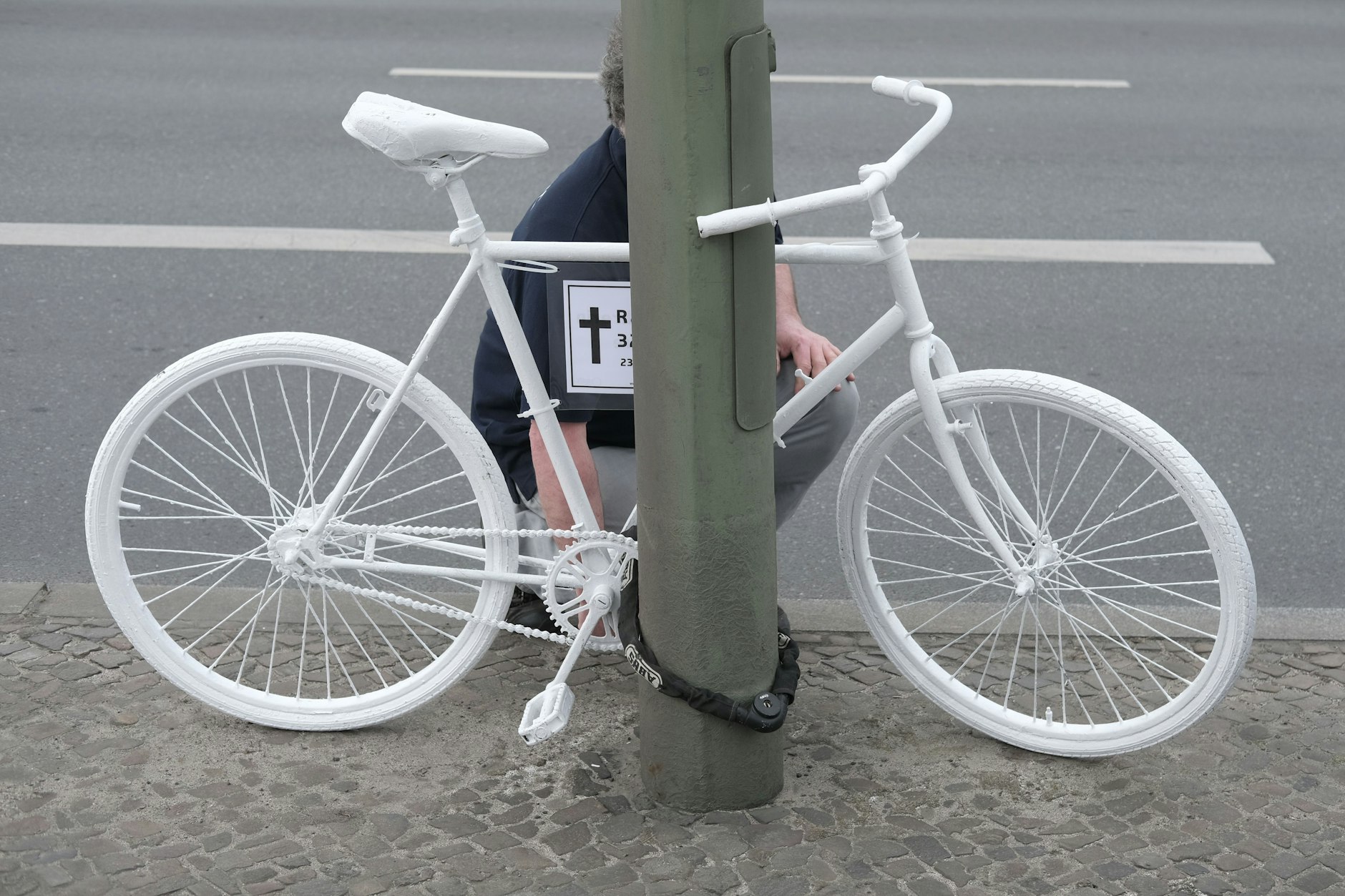 Ein weißes Geisterrad erinnert in Mitte an eine Radfahrerin, die bei einer Kollision getötet wurde. Im vergangenen Jahr sind elf Fahrradfahrer in Berlin ums Leben gekommen, 2025 bisher zwei.