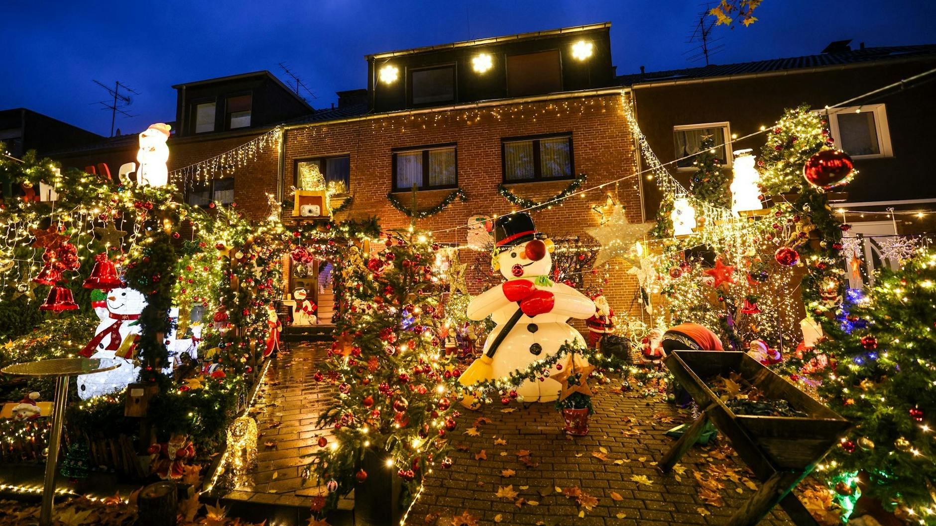 So funkelt das Oberhausener Weihnachtshaus des Altenpflegers Dirk van Acken.