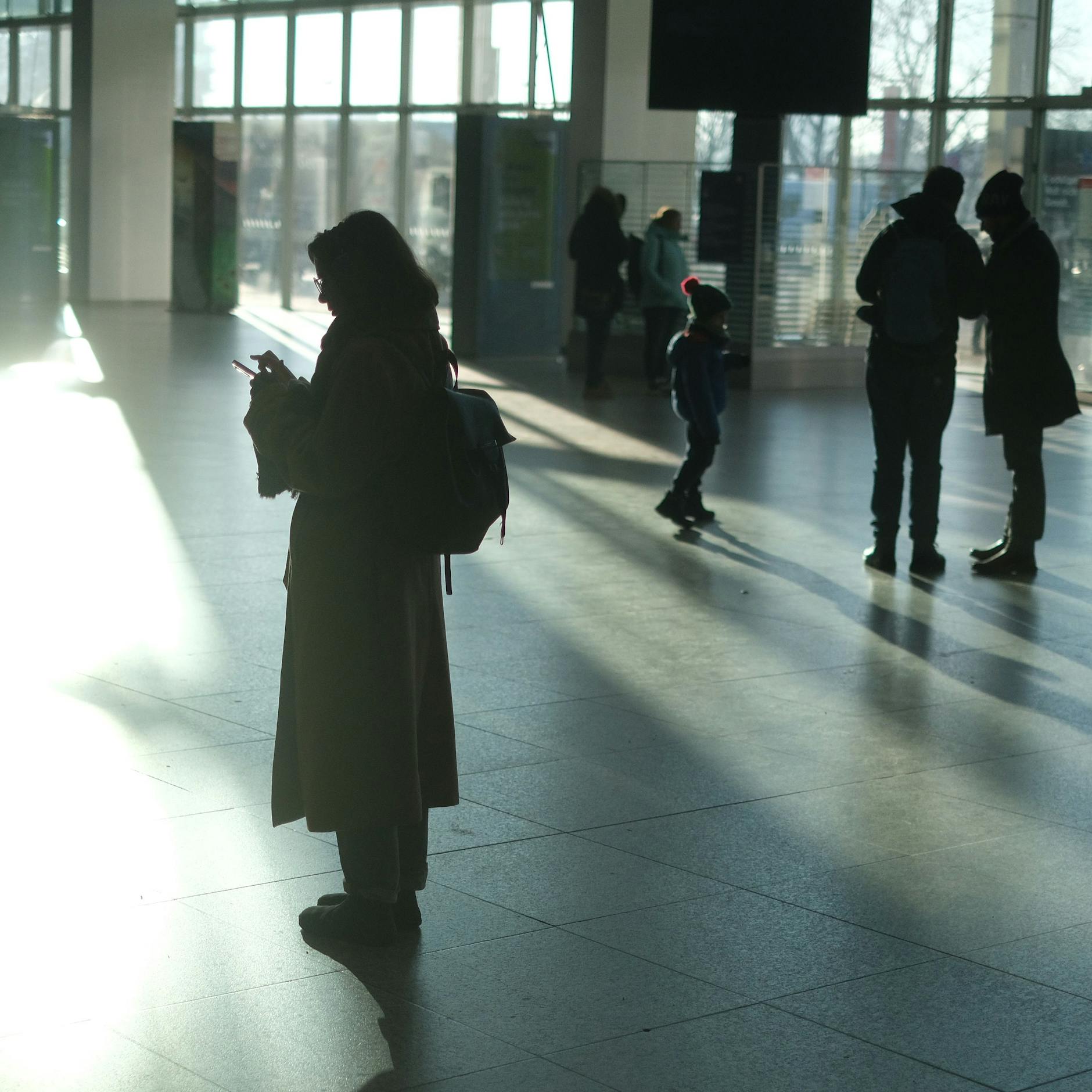 Image - Sexuelle Belästigung an Berliner Ostbahnhof: Mann küsst unvermittelt junge Frau