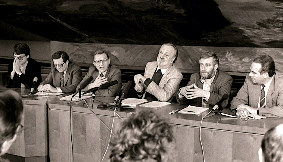 Am 17.11.1989 kamen die Leipziger Sechs noch einmal im Gewandhaus zusammen (Ausschnitt).&nbsp; Ganz links ist&nbsp;Bernd-Lutz Lange zu sehen, Kurt Masur trägt das helle Jackett.