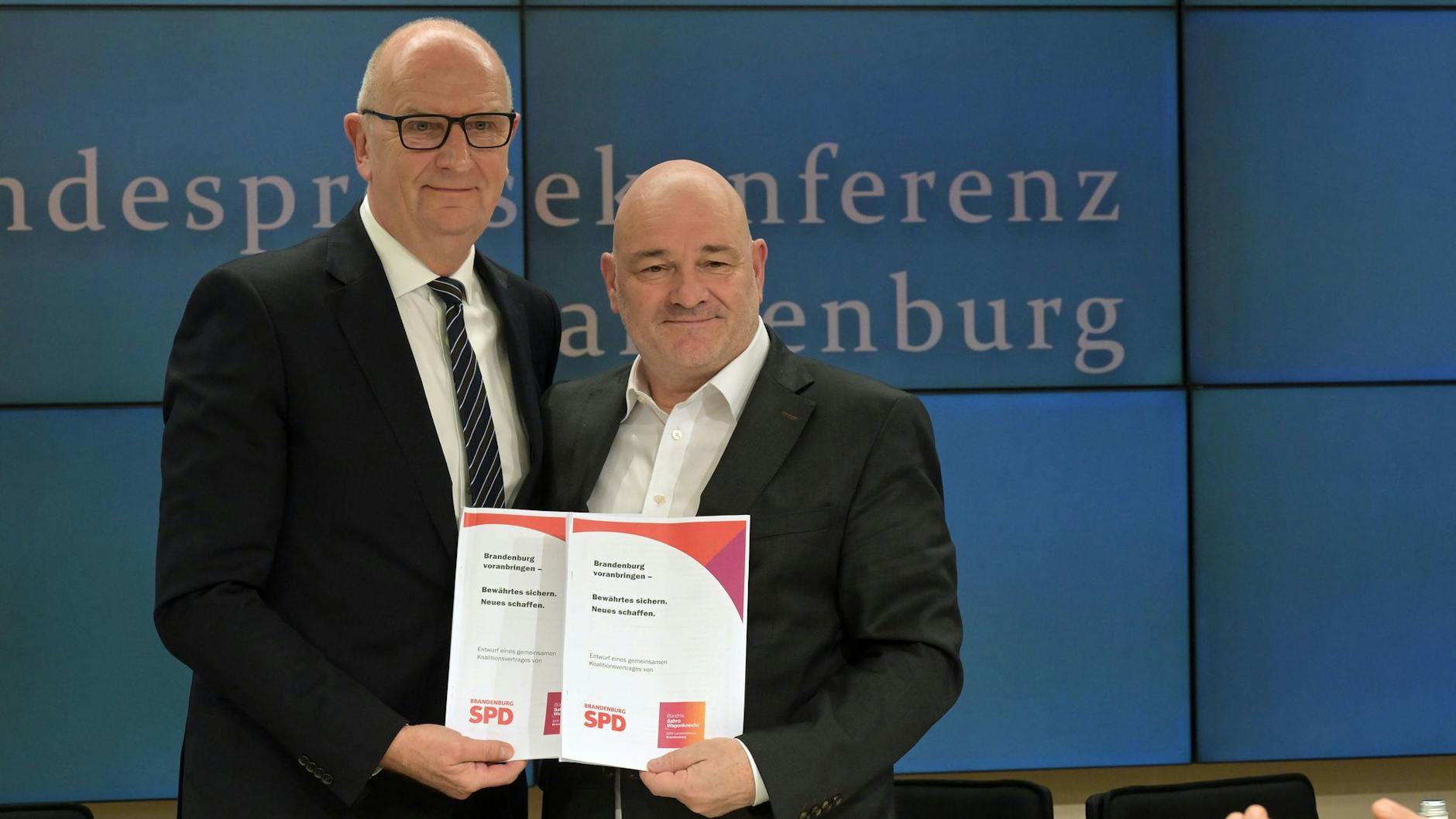 Brandenburgs Ministerpräsident Dietmar Woidke (SPD) und BDW-Fraktionschef Robert Crumbach präsentieren den Koalitionsvertrag. Darin steht auch das Handyverbot, das die künftige Landesregierung umsetzen will.