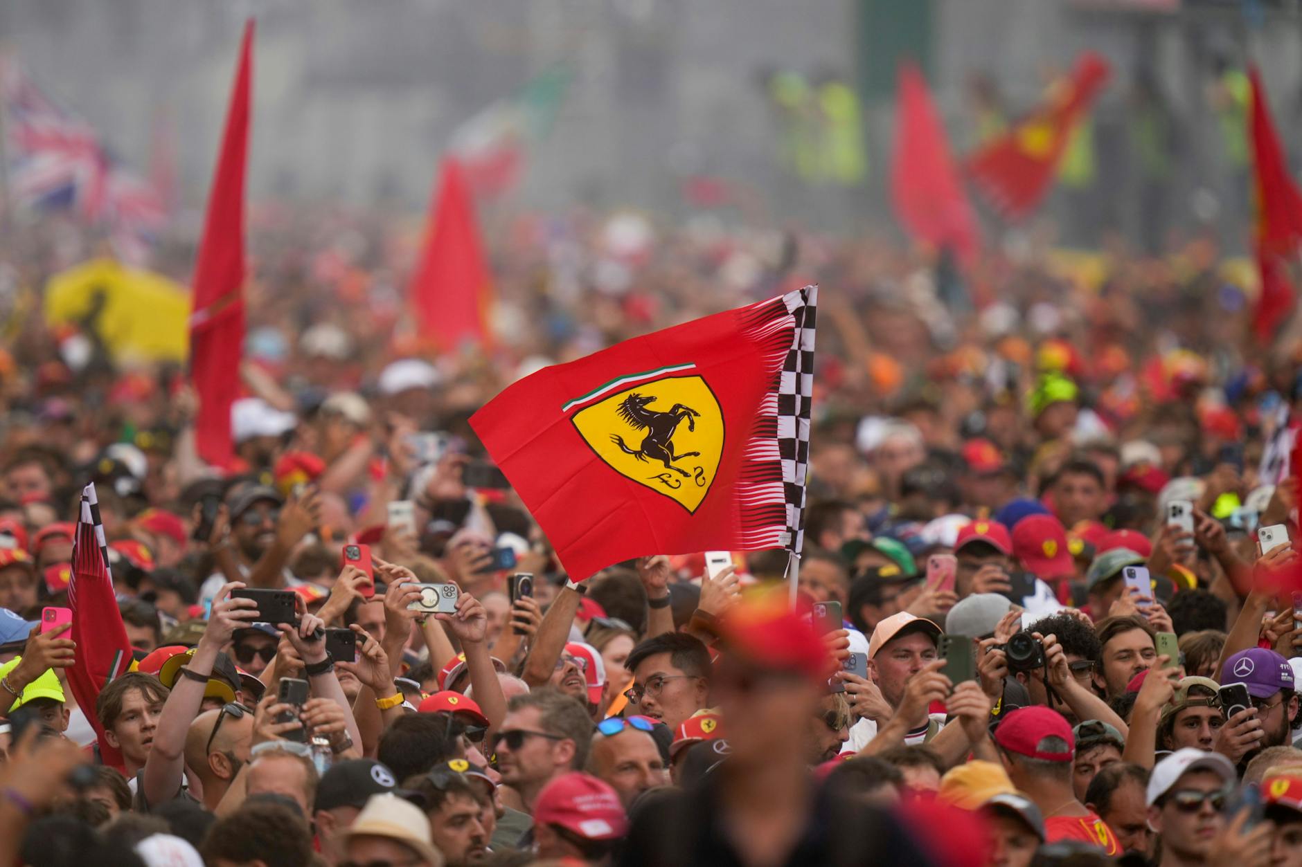 Das Foto vom Formel-1-Rennen in Monza zeigt vor allem männliche Ferrari-Fans.