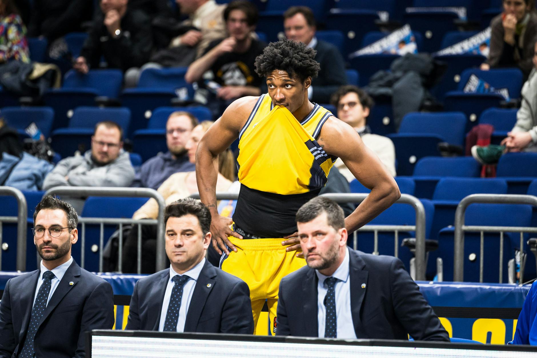 David Mc Cormack erlebte die Schlussphase seiner Premiere im Trikot von Alba Berlin mit fünf Fouls hinter der Trainerbank.