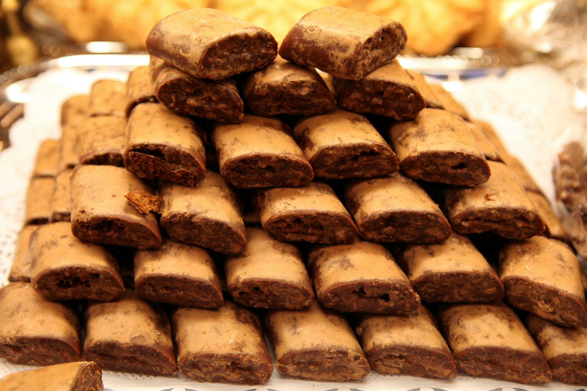 Magenbrot wie es jetzt wieder auf den Weihnachtsmärkten angeboten wird. Sie können die Mini-Lebkuchen aber auch ganz einfach selber backen.
