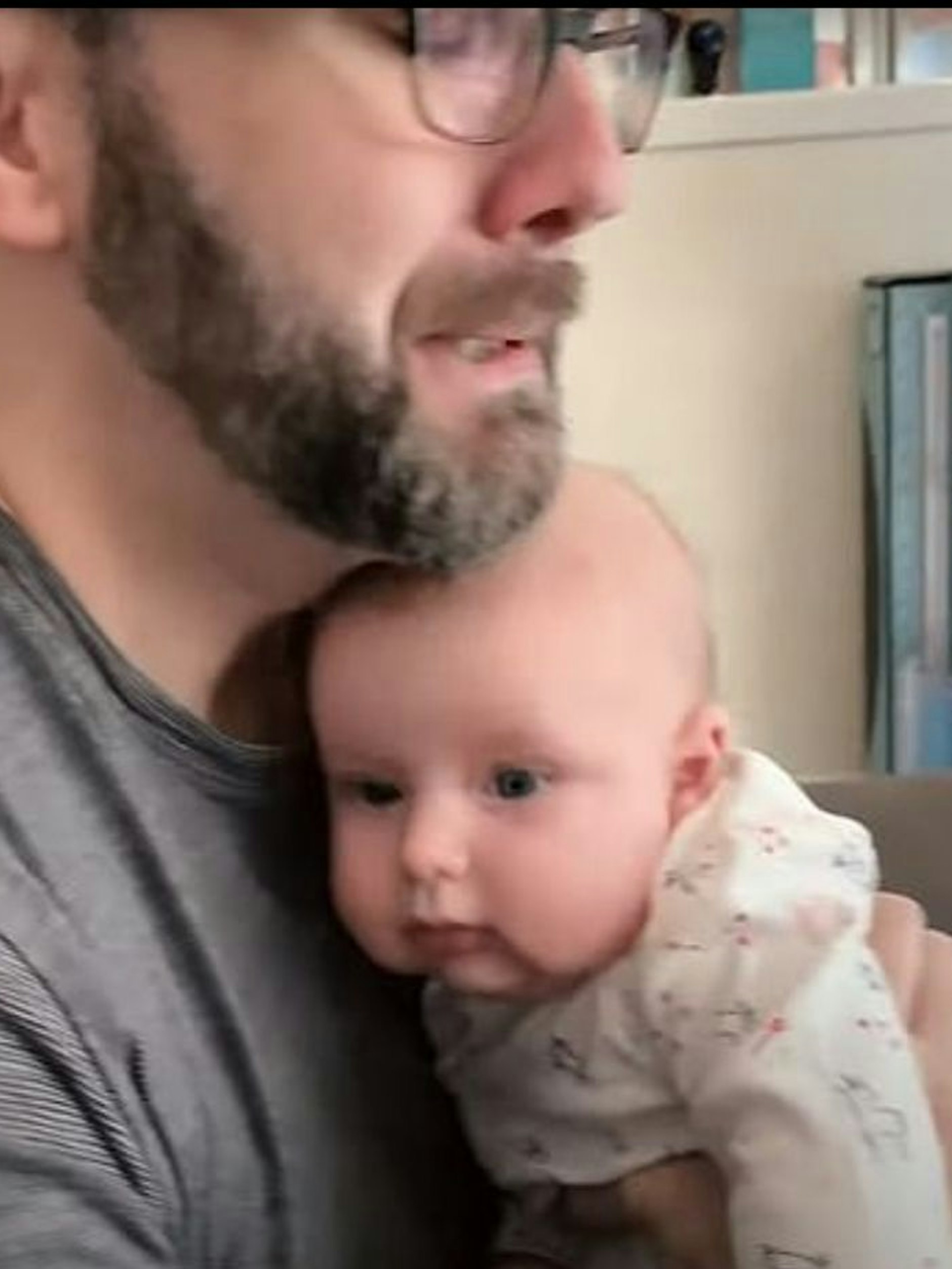 Alexander Cardinale in dem Moment, als er zum ersten Mal seine leibliche Tochter in den Armen hält.