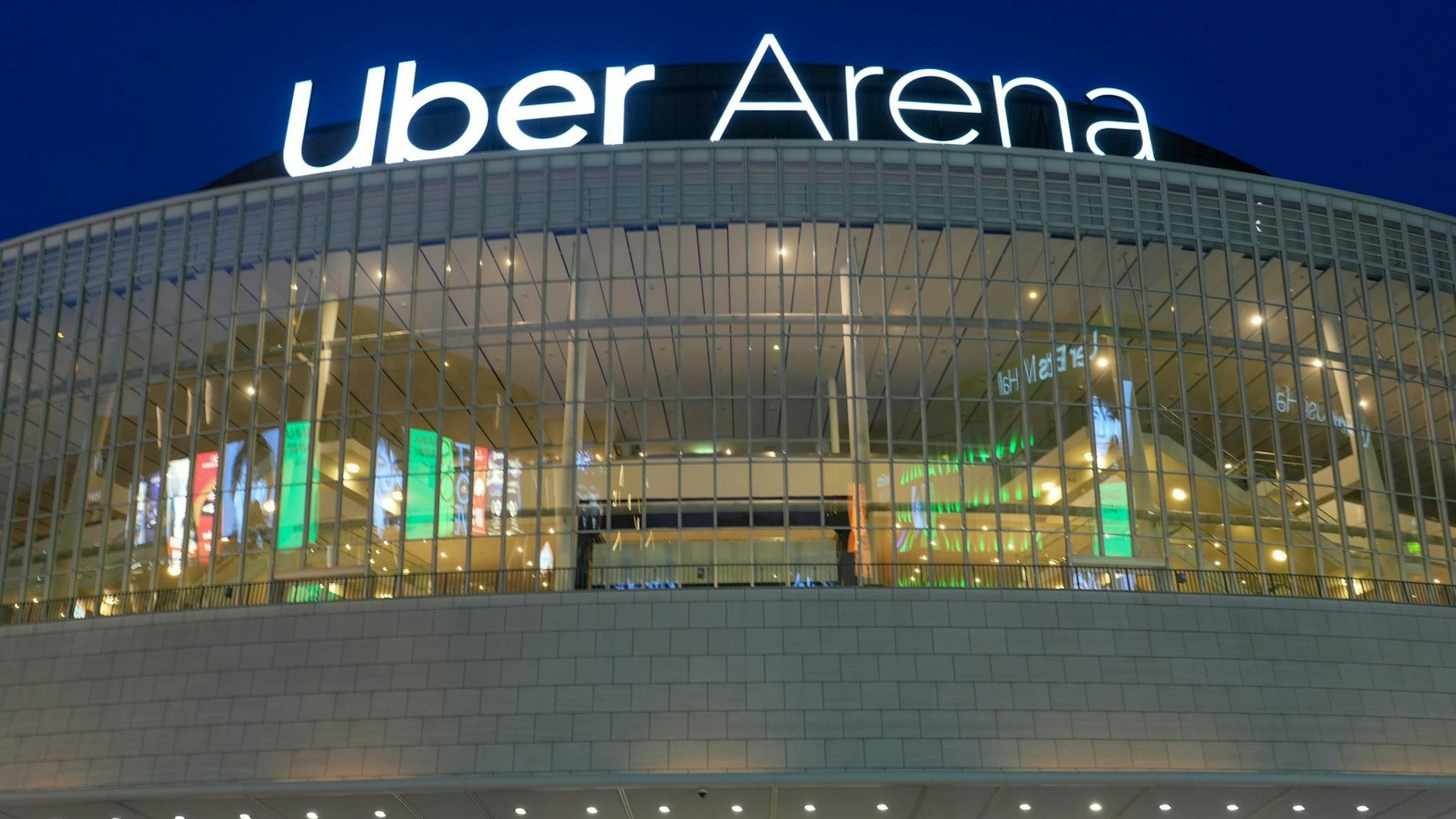 Die Uber Arena am frühen Abend. Rund um die Spielstätte gelten erhöhte Sicherheitsvorkehrungen.