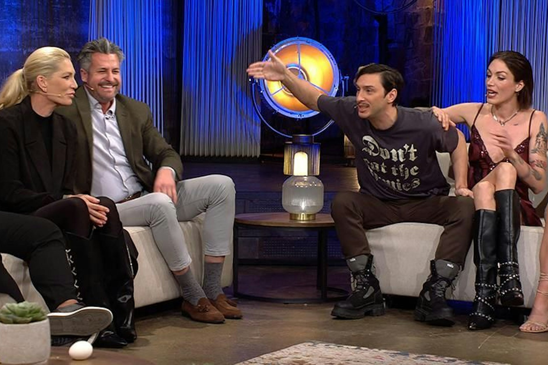 Tessa Bergmeier mit ihrem Ex-Freund Jakob, daneben Sarah Kern mit ihrem Ex Tobias beim „Sommerhaus der Stars“-Wiedersehen