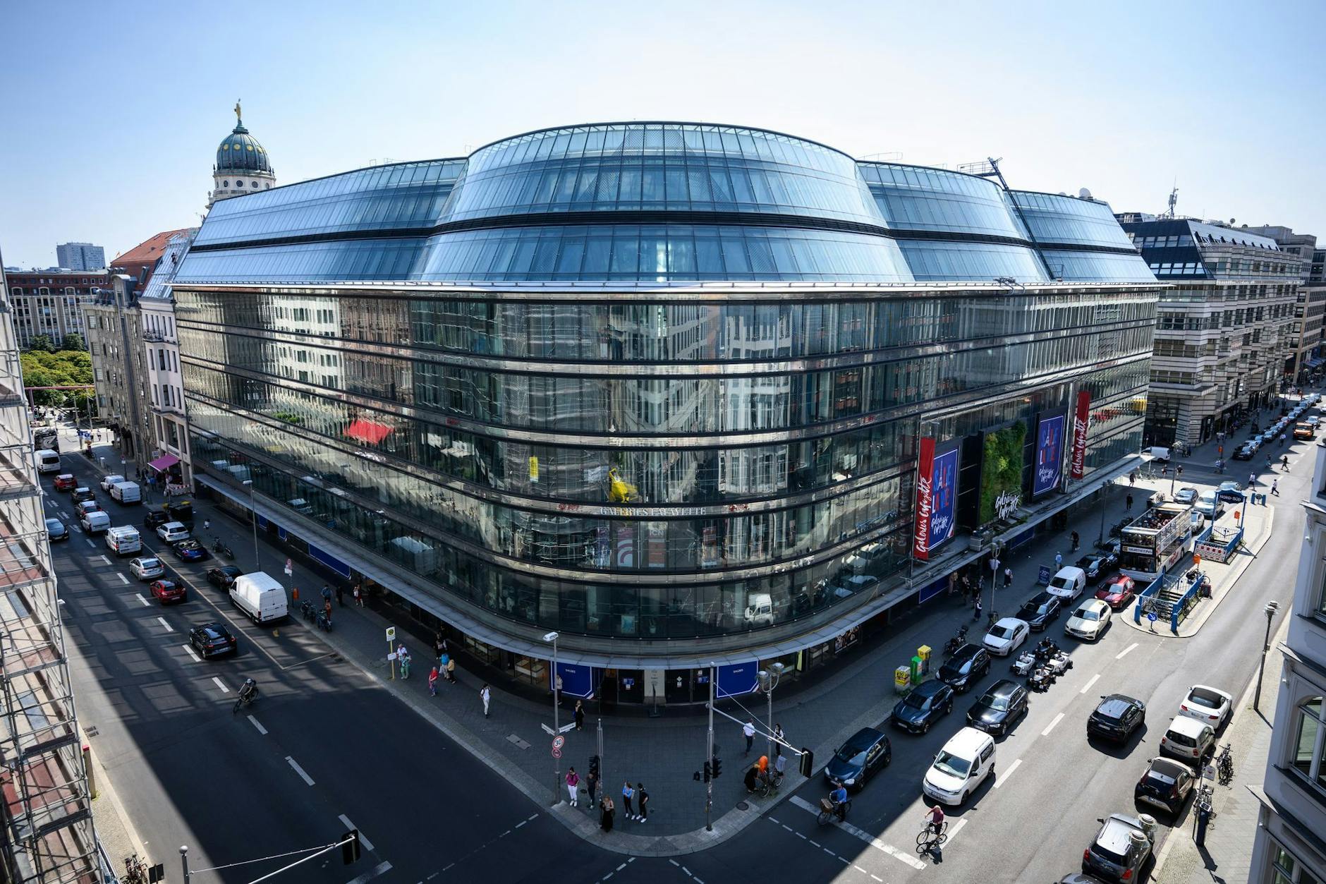 Das Luxuskaufhaus Galeries Lafayette an der Friedrichstraße in Berlin-Mitte. Die französische Kaufhauskette schloss ihre Berliner Filiale im Quartier 207 Ende Juli 2024. Seither ist unklar, was hier passieren soll.