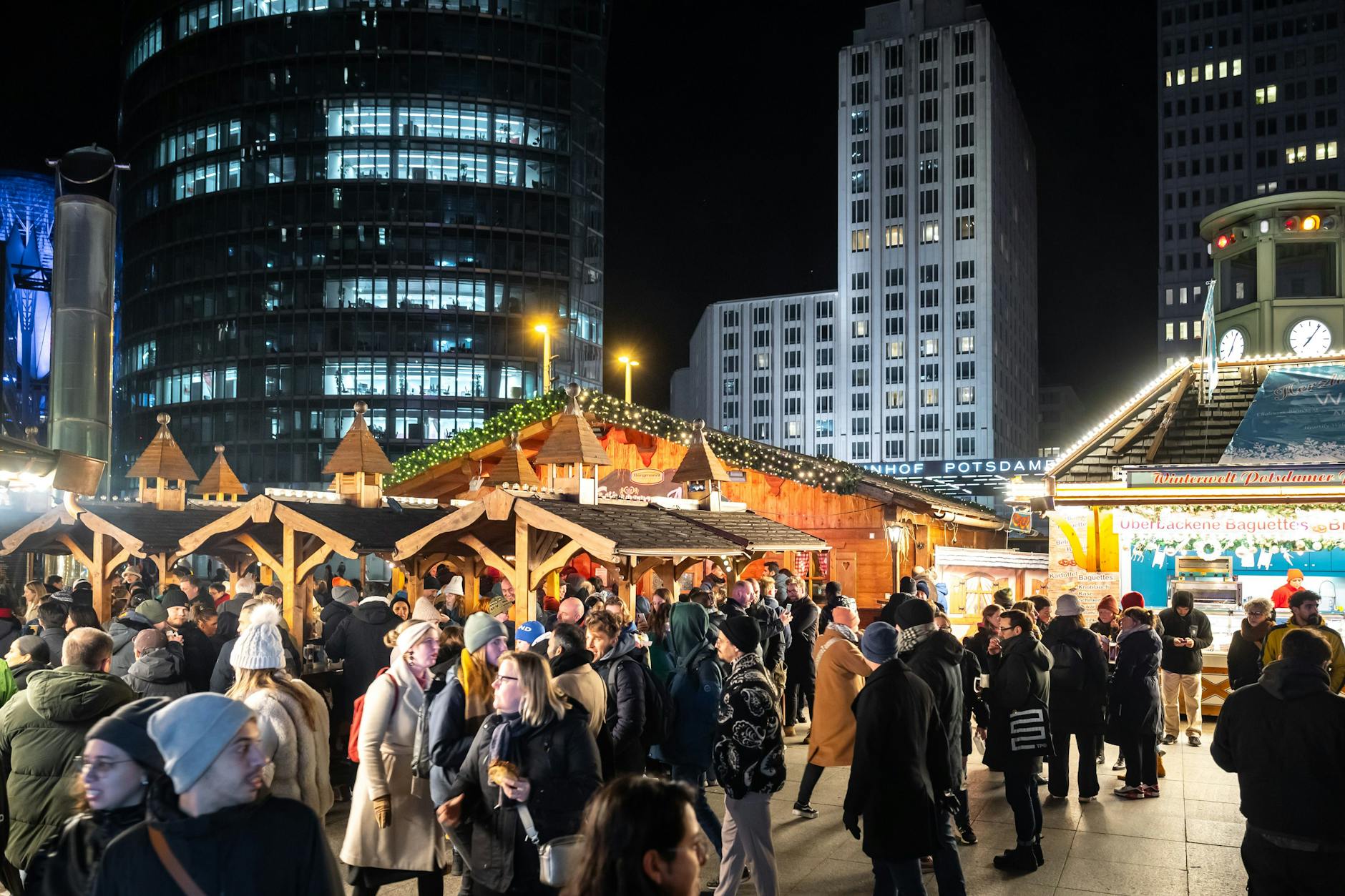 Am Potsdamer Platz ist der Weihnachtsmarkt bereits gut besucht – er scheint beliebt zu sein. Wirklich nur bei Touristen?