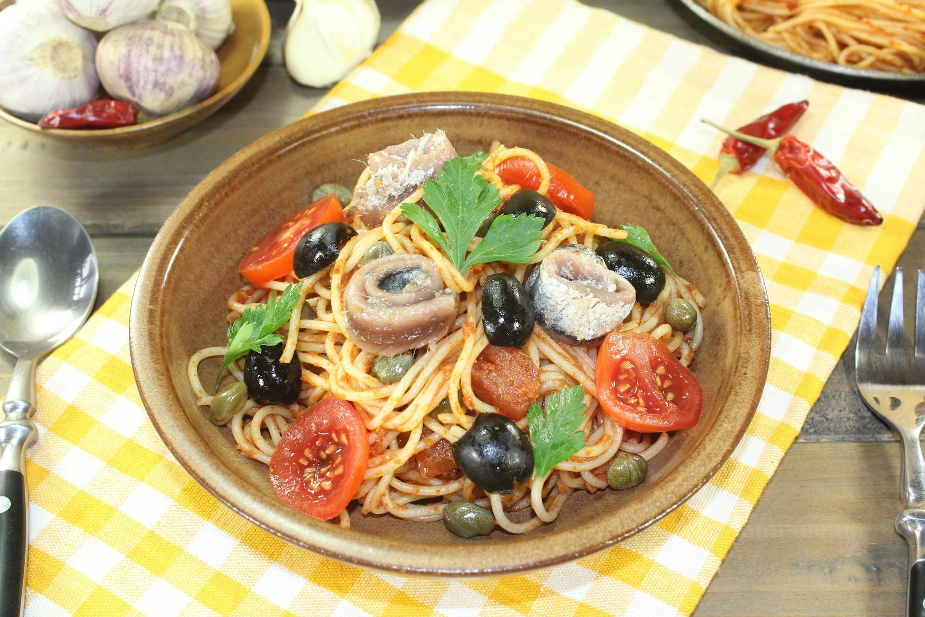 Spaghetti alla puttanesca ist ein wirklich leckerer italienischer Pasta-Klassiker. Probieren Sie das Rezept!