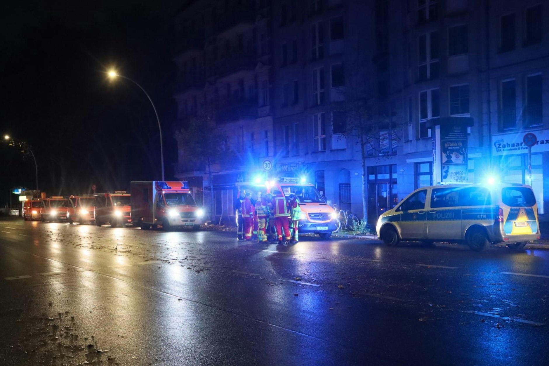 Einsatzkräfte der Polizei und Feuerwehr wurden in der Nacht nach Neukölln alarmiert.