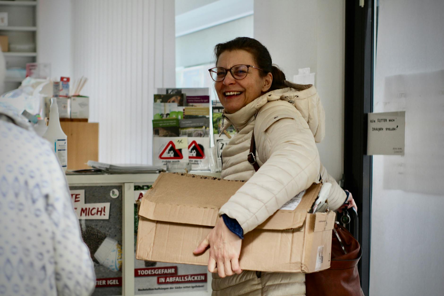 Besorgt bringt Stefanie Schreier das untergewichtige Igelmädchen Irmi in die Hermsdorfer Igelstation. Hier bekommt Irmi die Pflege, die sie braucht, um stark genug für die Rückkehr in die Natur zu werden.