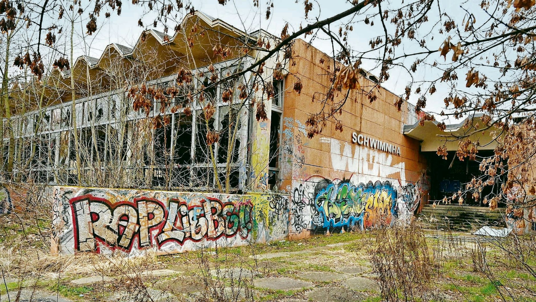 Seit 2001 ist die Schwimmhalle Pankow neben dem Sommerbad geschlossen.