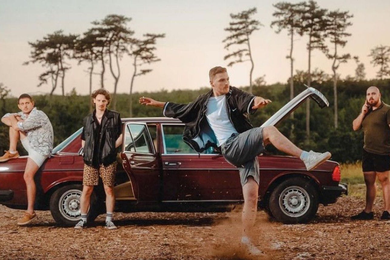 „Gepack“: Vier Jungs aus der Provinz Celje machen sich in ihrem alten Kult-Mercedes auf den Weg zu einem Musikfestival an der kroatischen Küste.