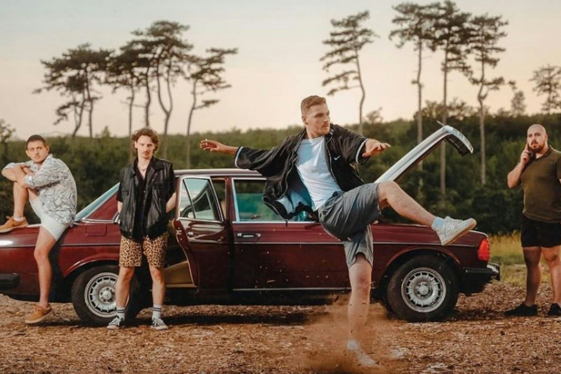 „Gepack“: Vier Jungs aus der Provinz Celje machen sich in ihrem alten Kult-Mercedes auf den Weg zu einem Musikfestival an der kroatischen Küste.