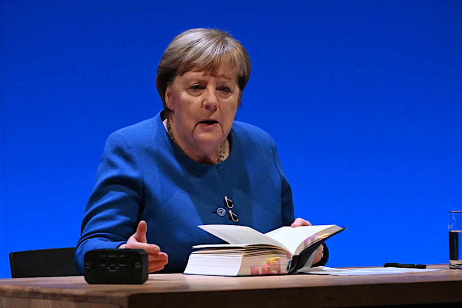Ex-Kanzlerin Angela Merkel sitzt auf der Bühne des Theaters in Stralsund bei der Vorstellung ihres Buchs „Freiheit. Erinnerungen 1954 – 2021“.